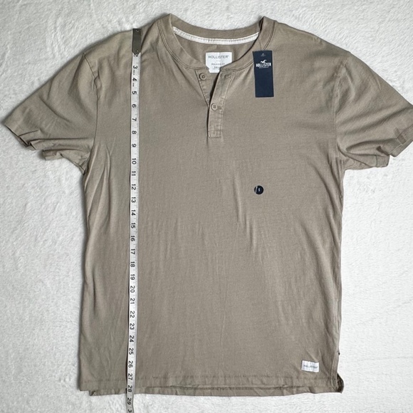 NWT Hollister Men's Relaxed Fit 100% Cotton Short Sleeve Henley Tee Light Tan - Picture 8 of 9